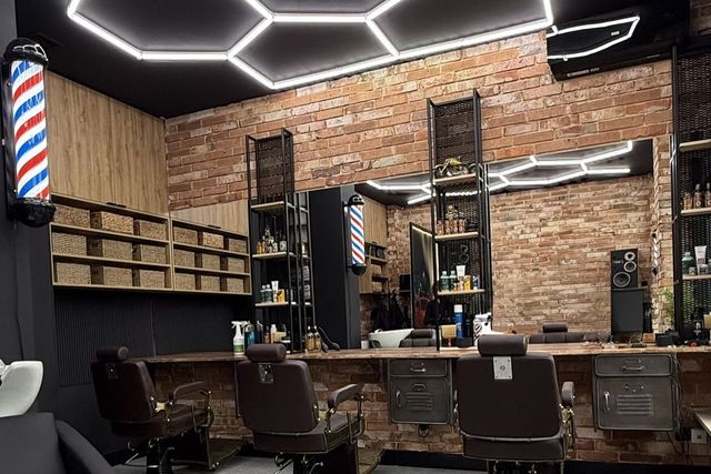 BARBER STARA FRYZJERNIA SZUWAROWA 1 — barbershop w Krakowie